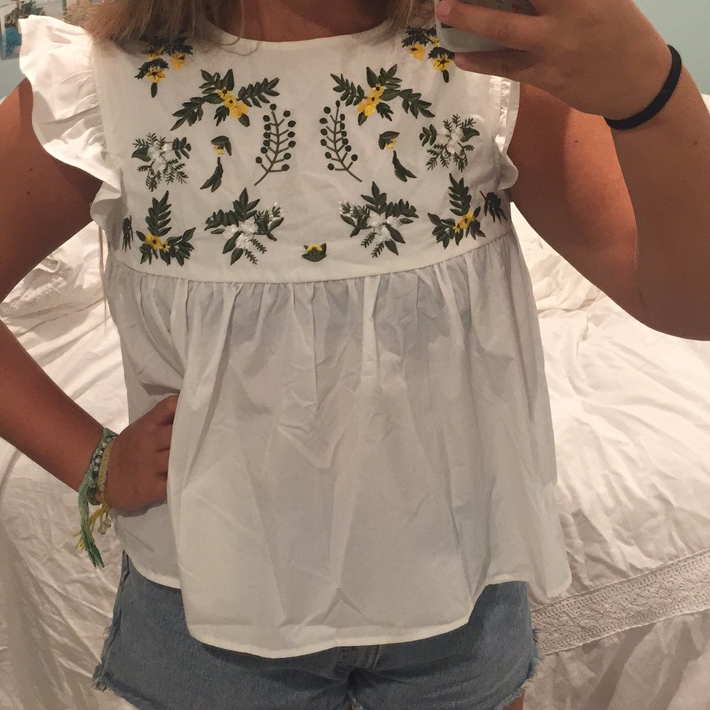 EMBROIDERED flowered flowy ruffle sleeve top!🌼🌿